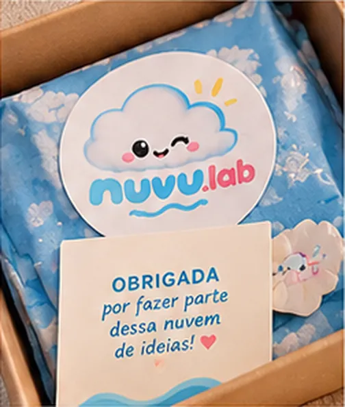 Caixa de envio aberta com o selo da marca
